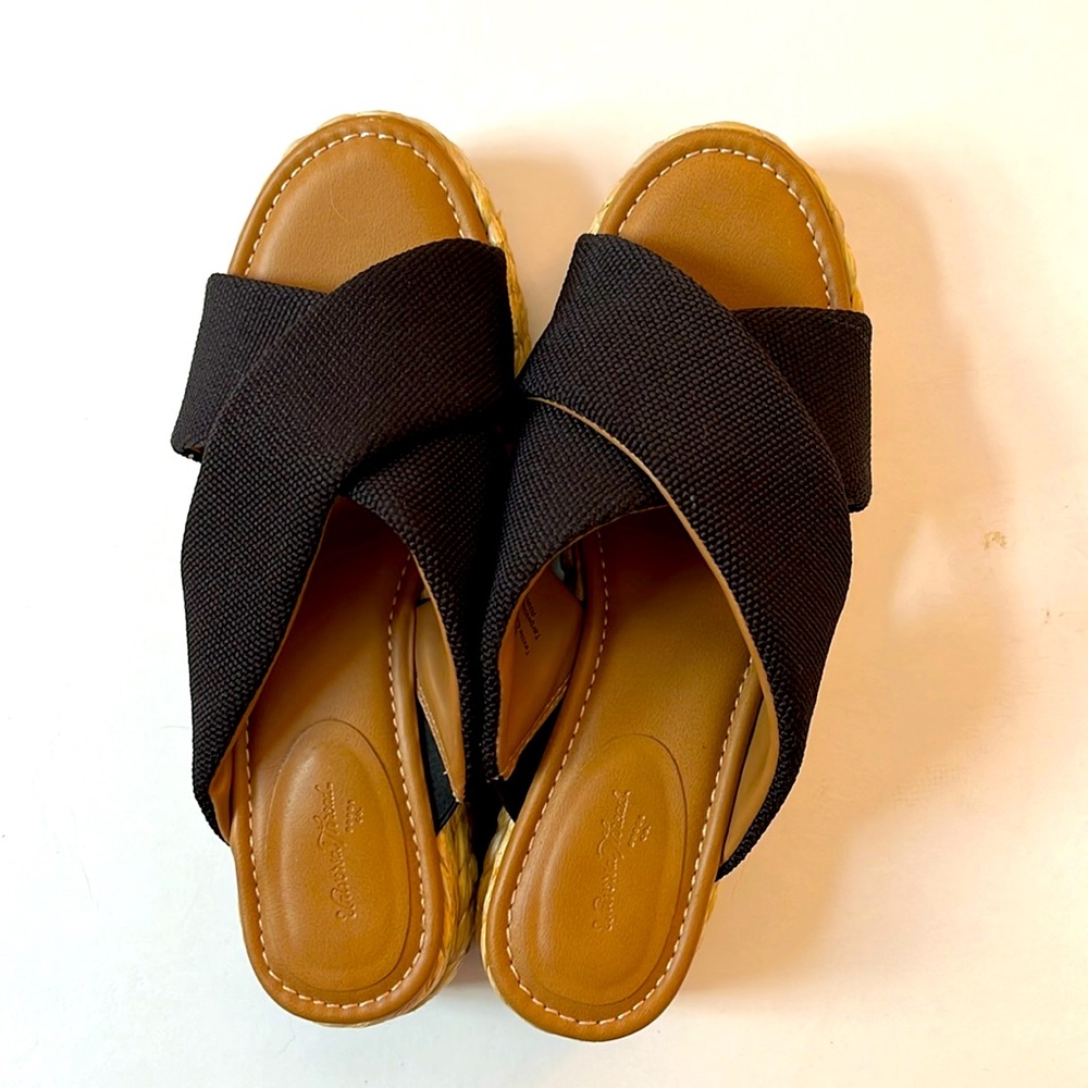 Universal Thread Black and Tan Sandals, Size 9.5